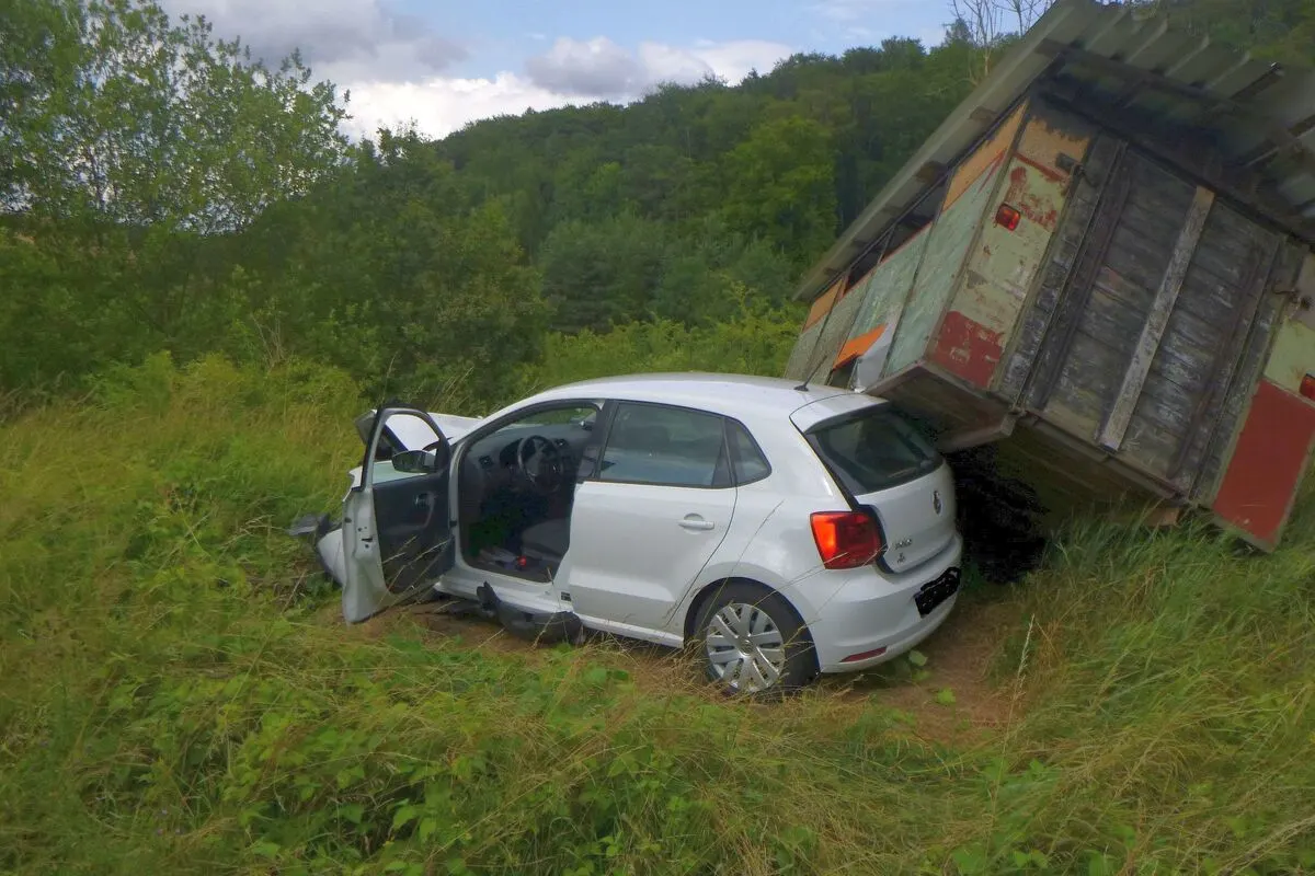 Eschwege HE - Von der Straße abgekommen und auf einer Wiese gelandet 