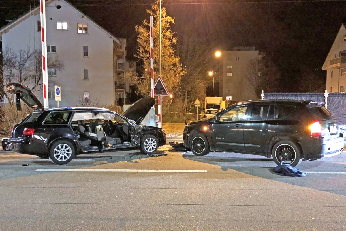 Matzingen TG - Zwei Erwachsene und ein Kind nach heftiger Kollision verletzt