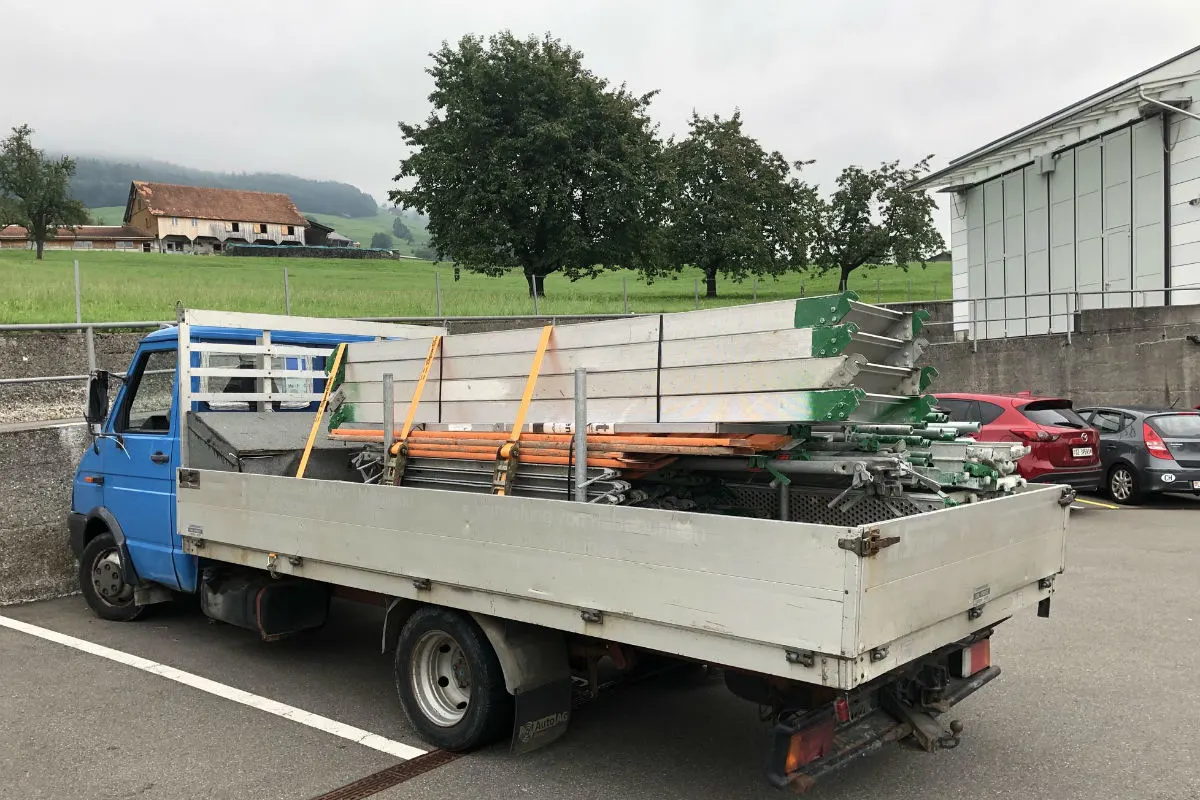 Goldau SZ - Lieferwagen stark überladen und nicht betriebssicher