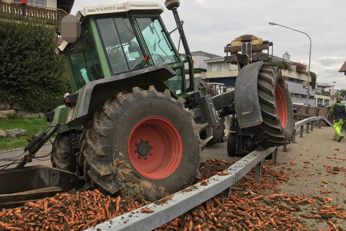Oberlunkhofen AG - Traktor verliert Ladung bei Kollision