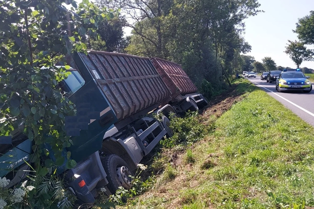 Altenbruch - Vollsperrung nach Unfall von LKW mit Anhänger 