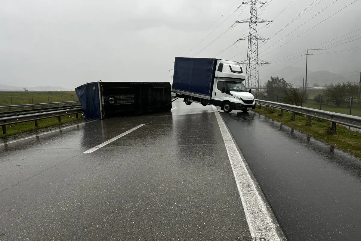A13 Rüthi SG – Anhänger kippt durch Windböe