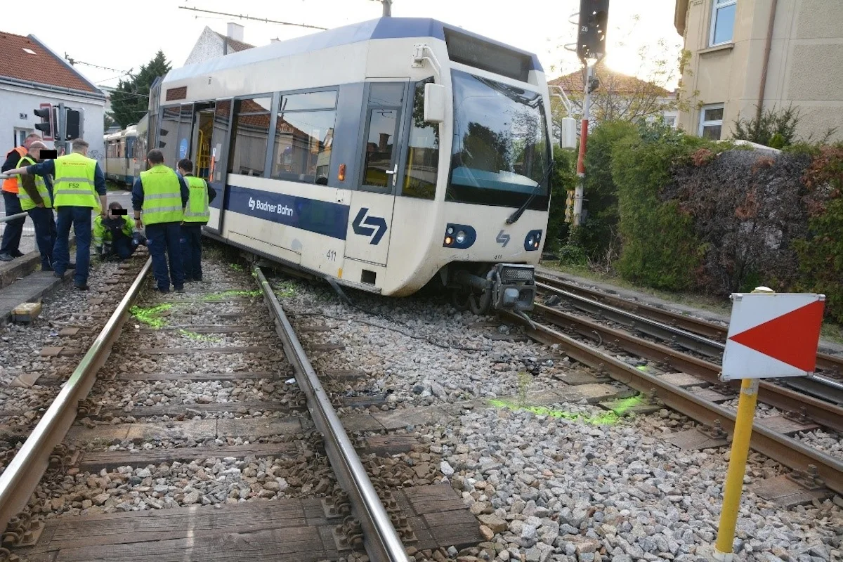 Wien – Badner Bahn entgleist bei Verkehrsunfall