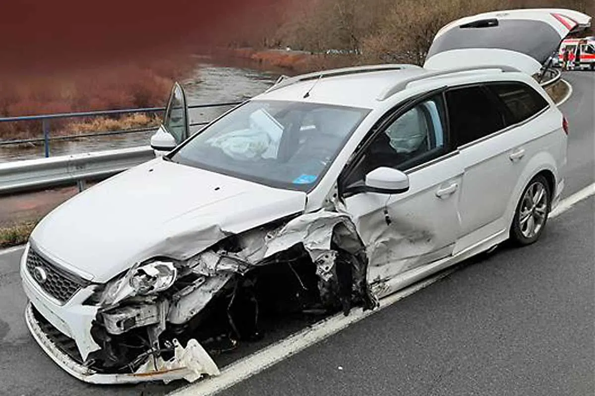 Heftiger Crash in Wissen – Telefonanruf führt zu Verkehrsunfall mit zwei Verletzten
