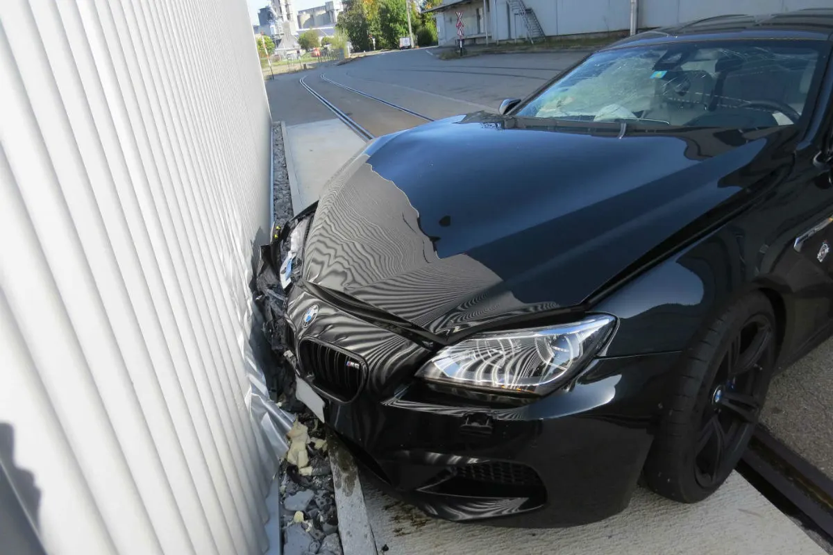 Unfall Rupperswil AG -  23-jähriger Neulenker verliert Kontrolle über BMW M6