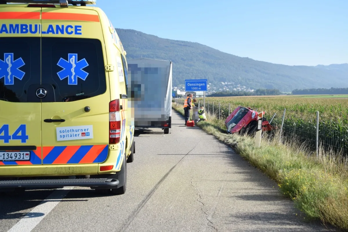 Spektakulärer Unfall in Niederbipp BE - Auto überschlägt sich nach Berührung mit Lastwagen