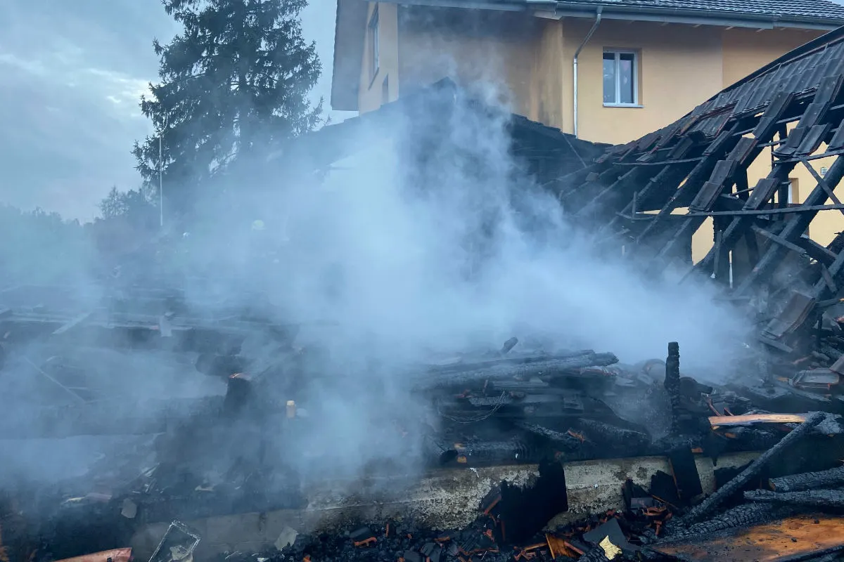 Staufen AG -  Schopf durch Brand zerstört - auch Auto ausgebrannt