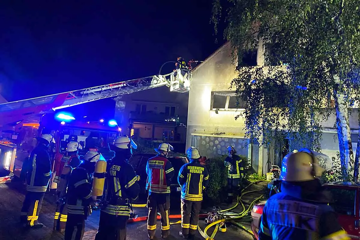 Rösrath - Wohnungsbrand mit Menschenleben in Gefahr