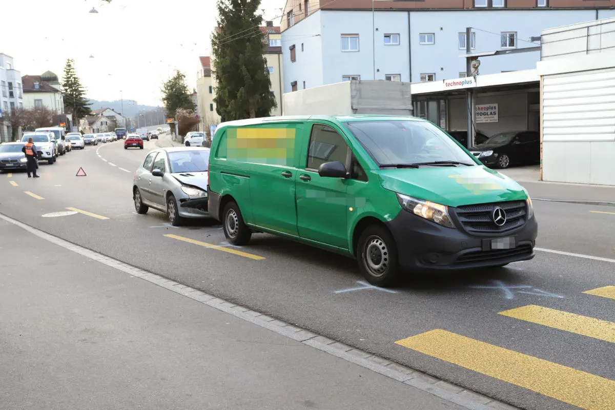 St. Gallen SG - Auto prallt gegen Heck des Lieferwagens
