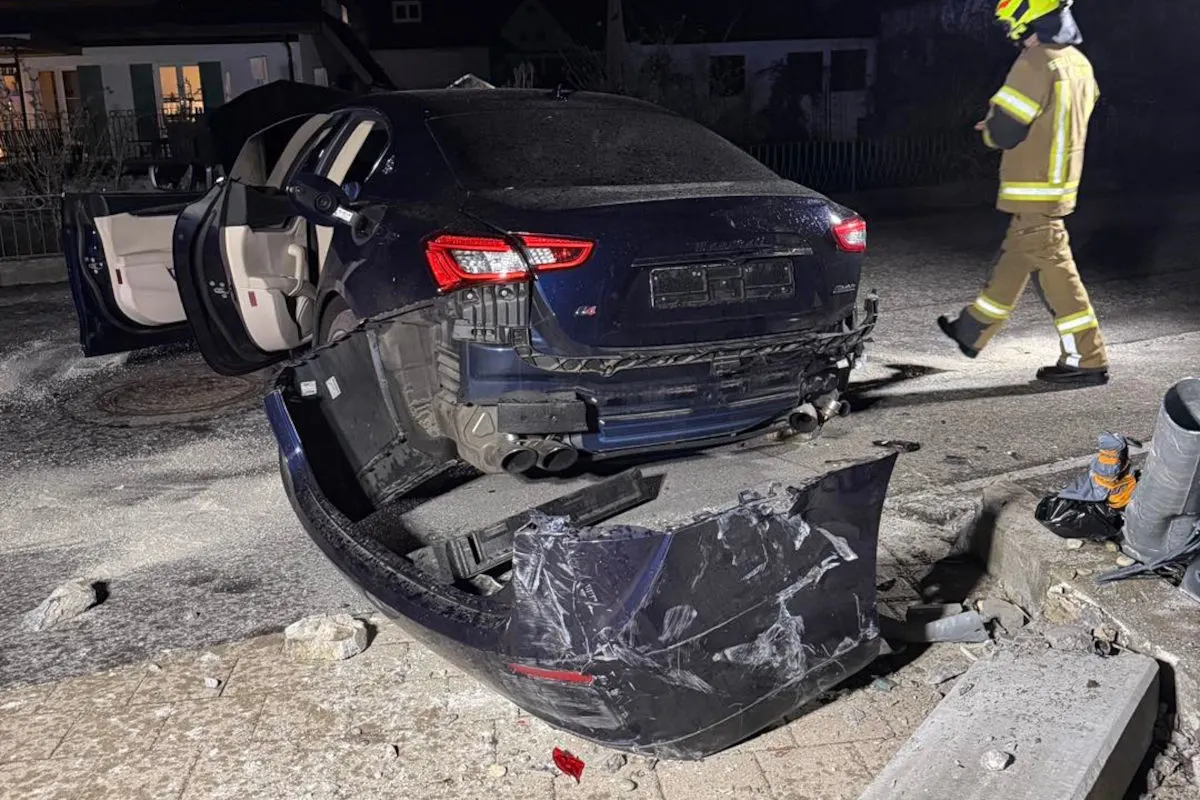 Unfall in Hard – Auto kollidiert mit Mauer und Laterne