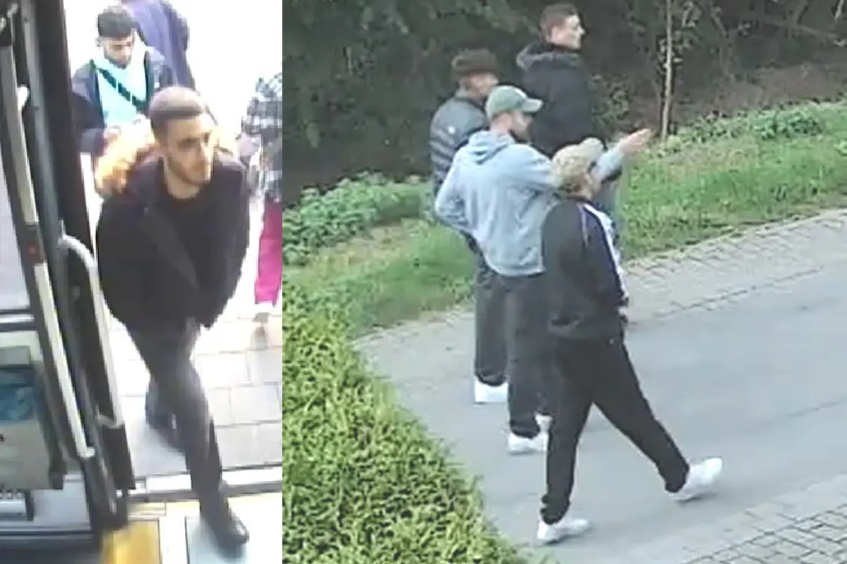 Links steigen mehrere Personen in einen Bus ein. Rechts stehen fünf Männer in sportlicher Kleidung auf einem Gehweg.