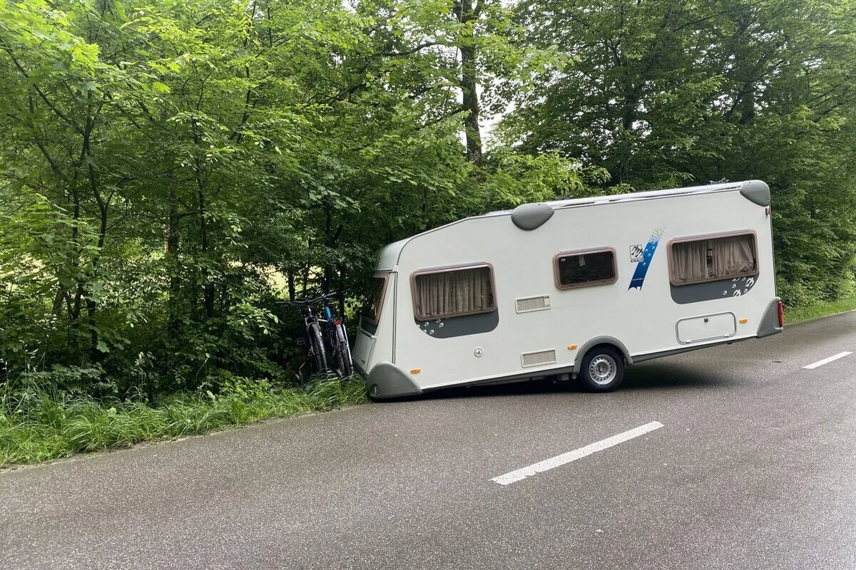 Schaffhausen - Wohnanhänger löst sich von Kupplung