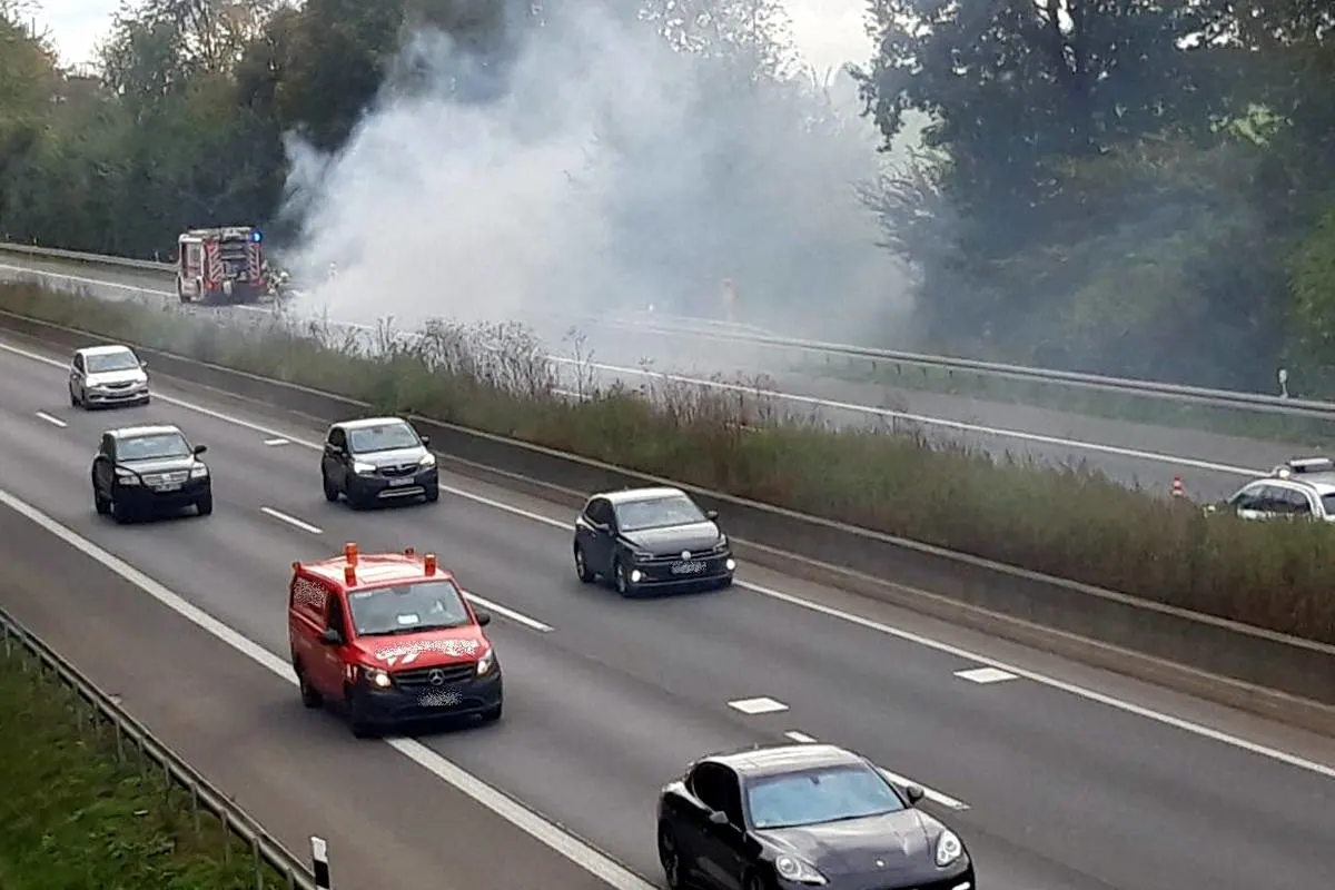 Neuss - Fahrzeugvollbrand auf der Autobahn BAB 46
