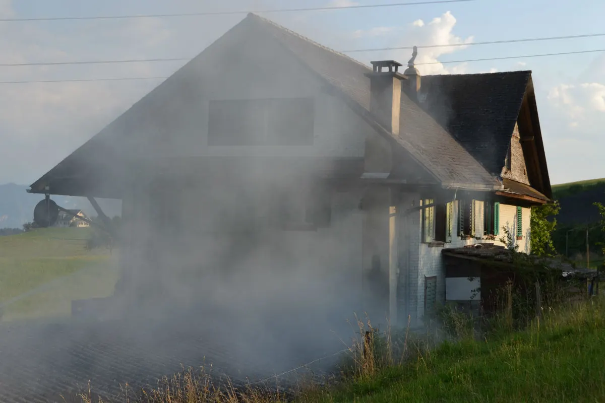 Udligenswil LU - Fassade eines Bauernhauses fängt Feuer