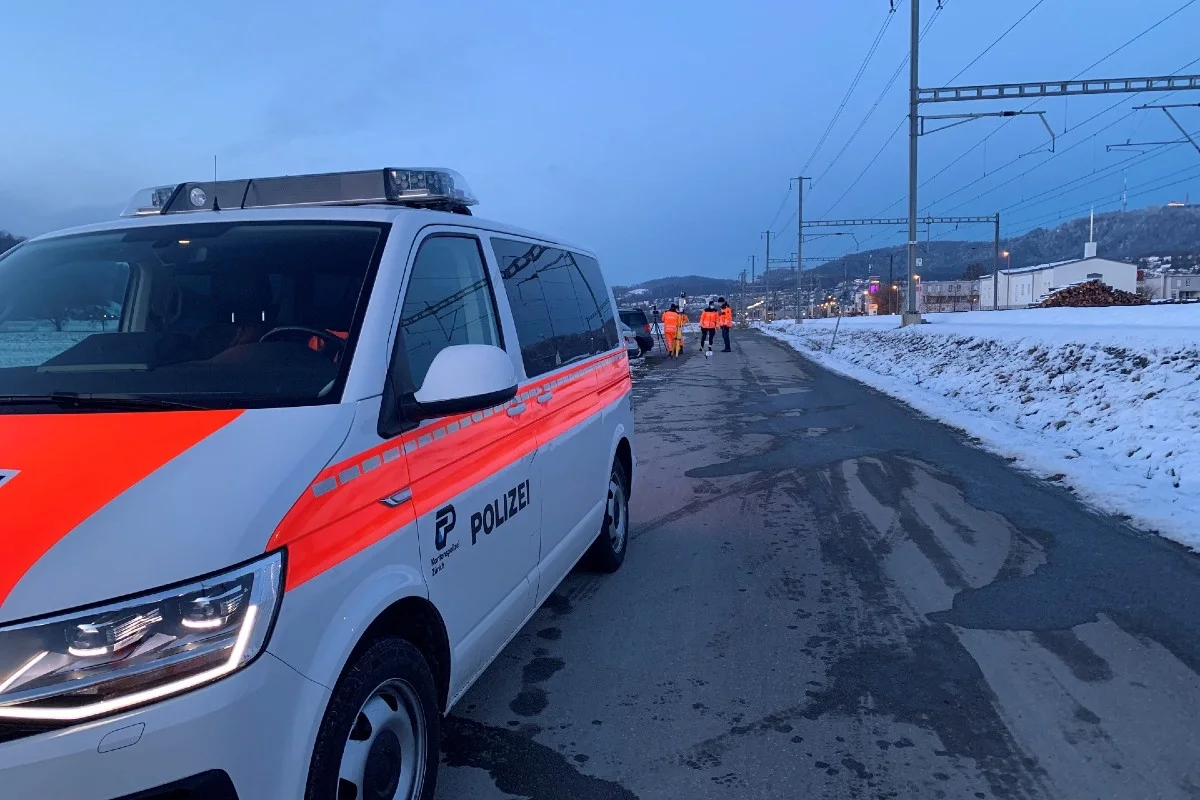 Unfall in Bonstetten ZH - Zwei Passanten auf einem Parkplatz von einem Auto erfasst und verletzt