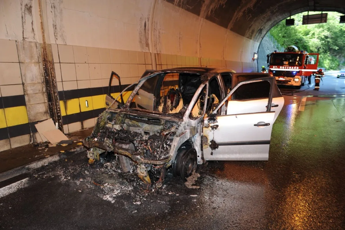 Gurtnellen UR - Auto gerät in Autobahntunnel in Vollbrand!