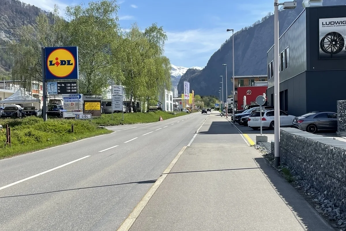 Landquart GR - Rennradfahrer mit Fussgänger kollidiert