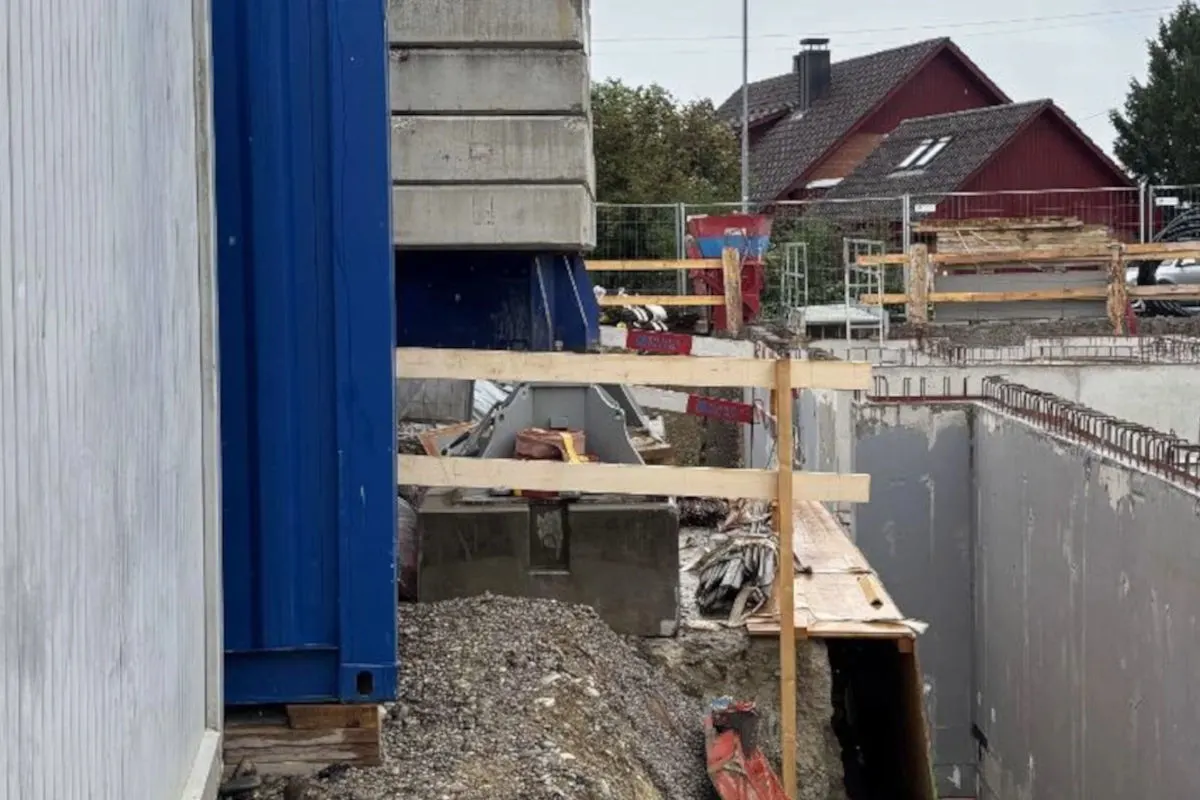 Arbeitsunfall in Stadt Schaffhausen – Arbeiter rutscht Böschung hinab