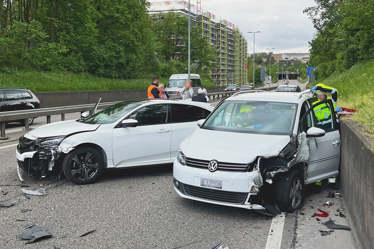 Münchenstein BL - Heftige Auffahrkollision führt zu Verkehrsbehinderungen 