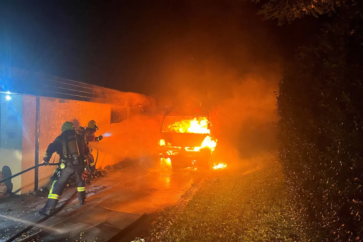 Uznach SG – Lieferwagen in Brand