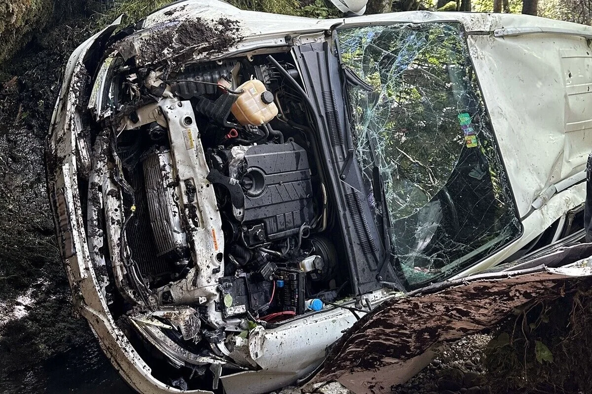 Urnäsch AR - Auto landet bei Unfall mitsamt 3-Jährigen im Bach