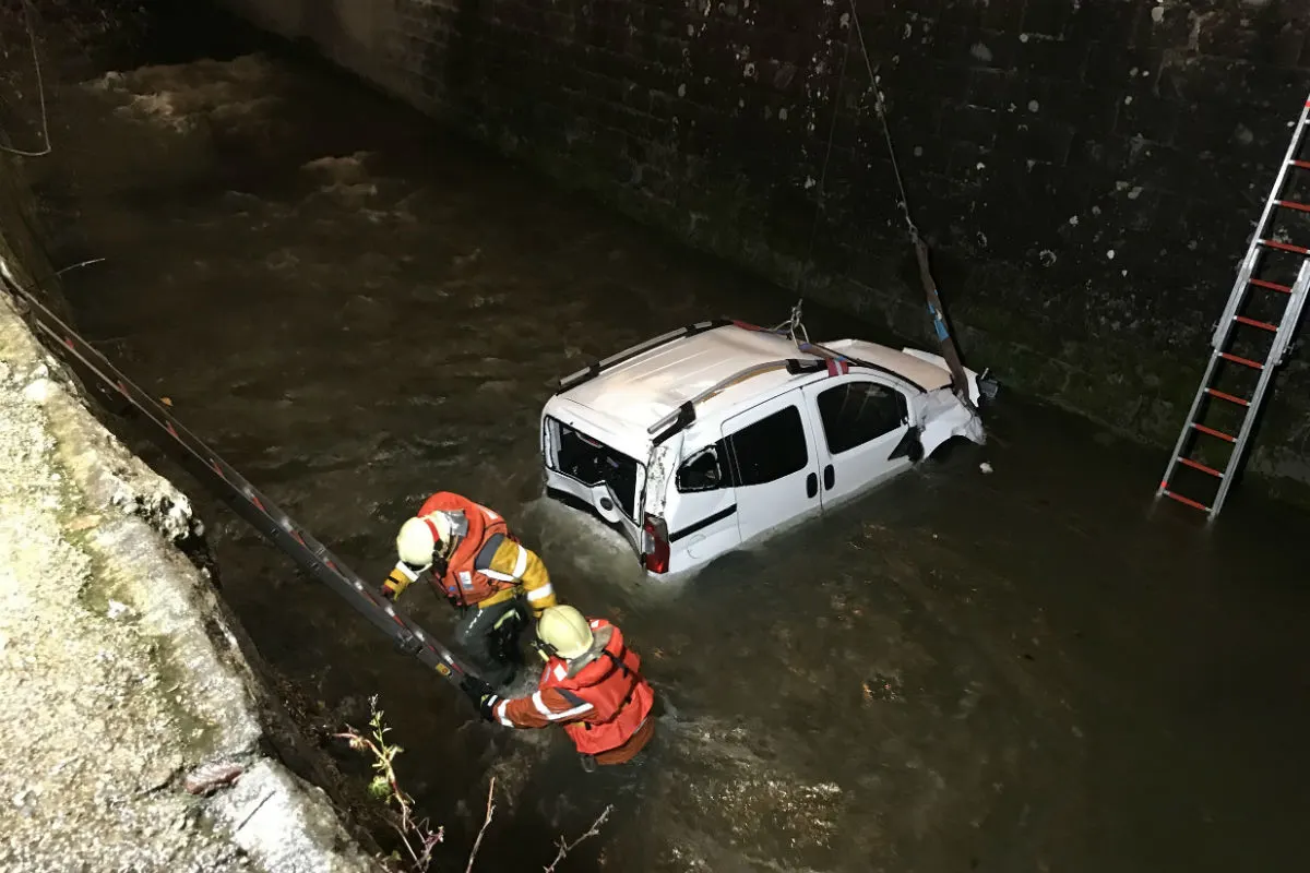 Rüti ZH - Auto stürzt nach Kollision in Jona
