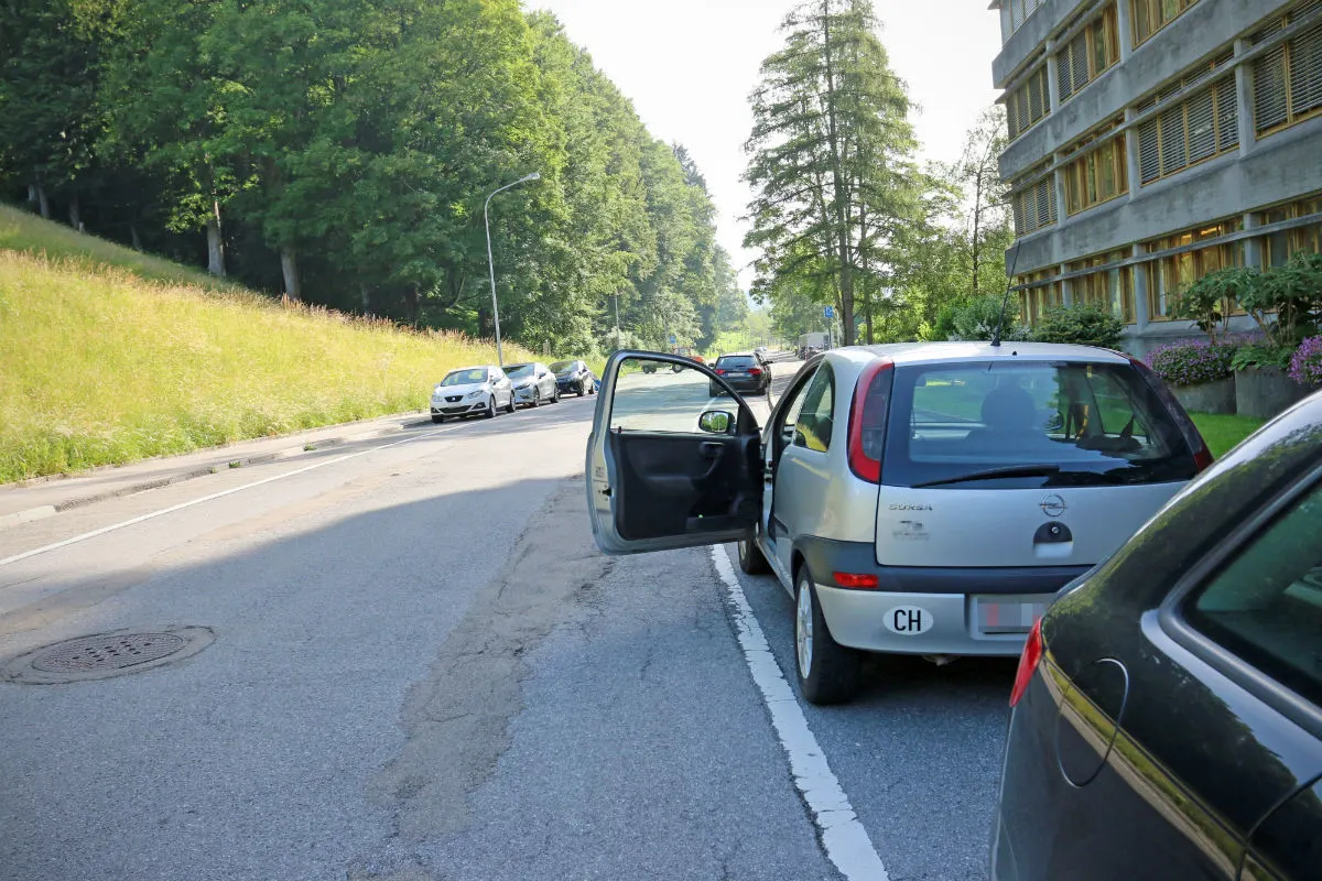 St. Gallen SG - Velofahrerin kollidiert mit Autotür