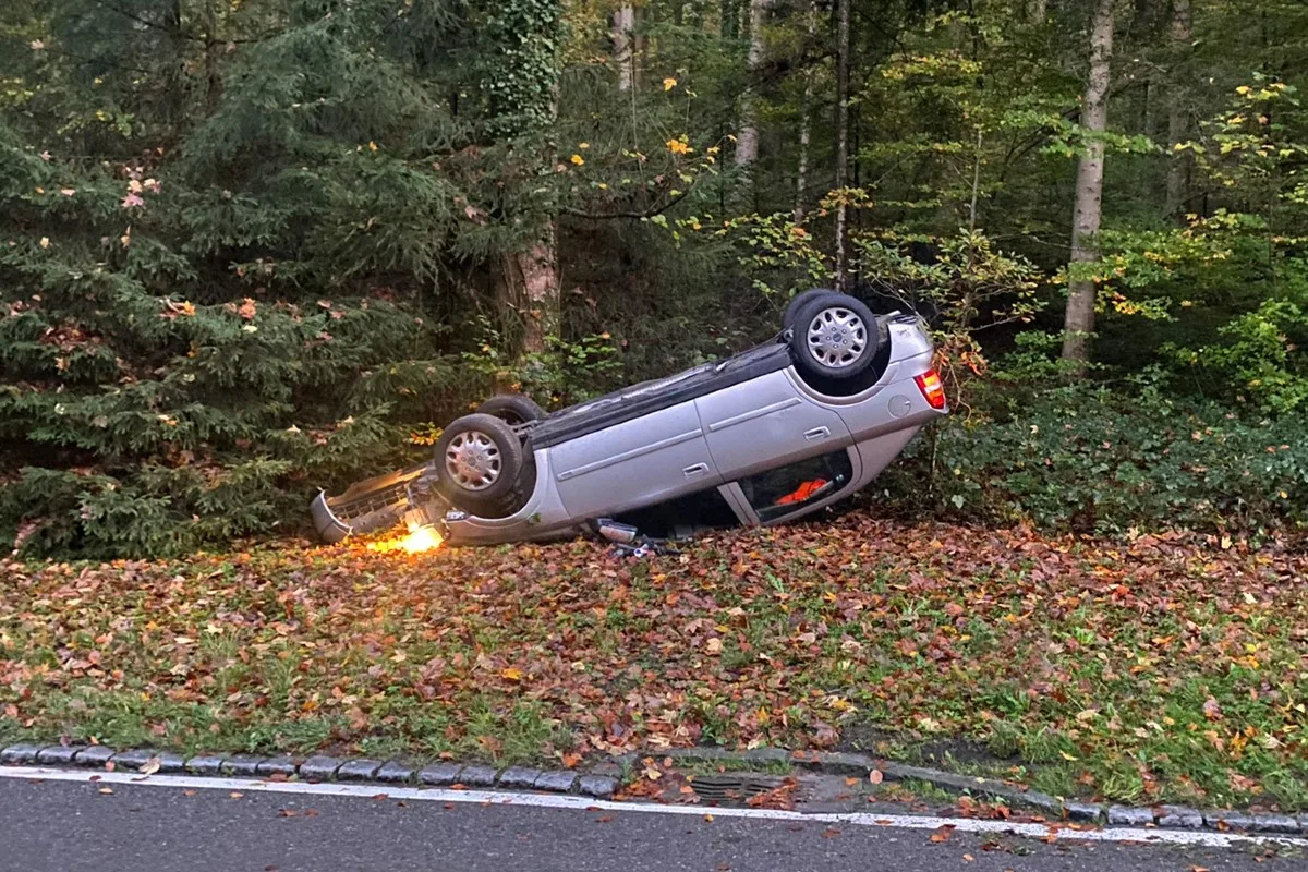 Eschenz TG - Beim Unfall ist der Opel auf dem Dach zum Stillstand gekommen