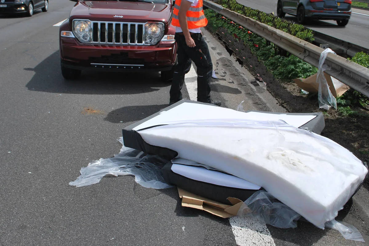 Autobahn A2 / Uffikon LU - Auto kollidiert auf der Autobahn mit einer Matratze 