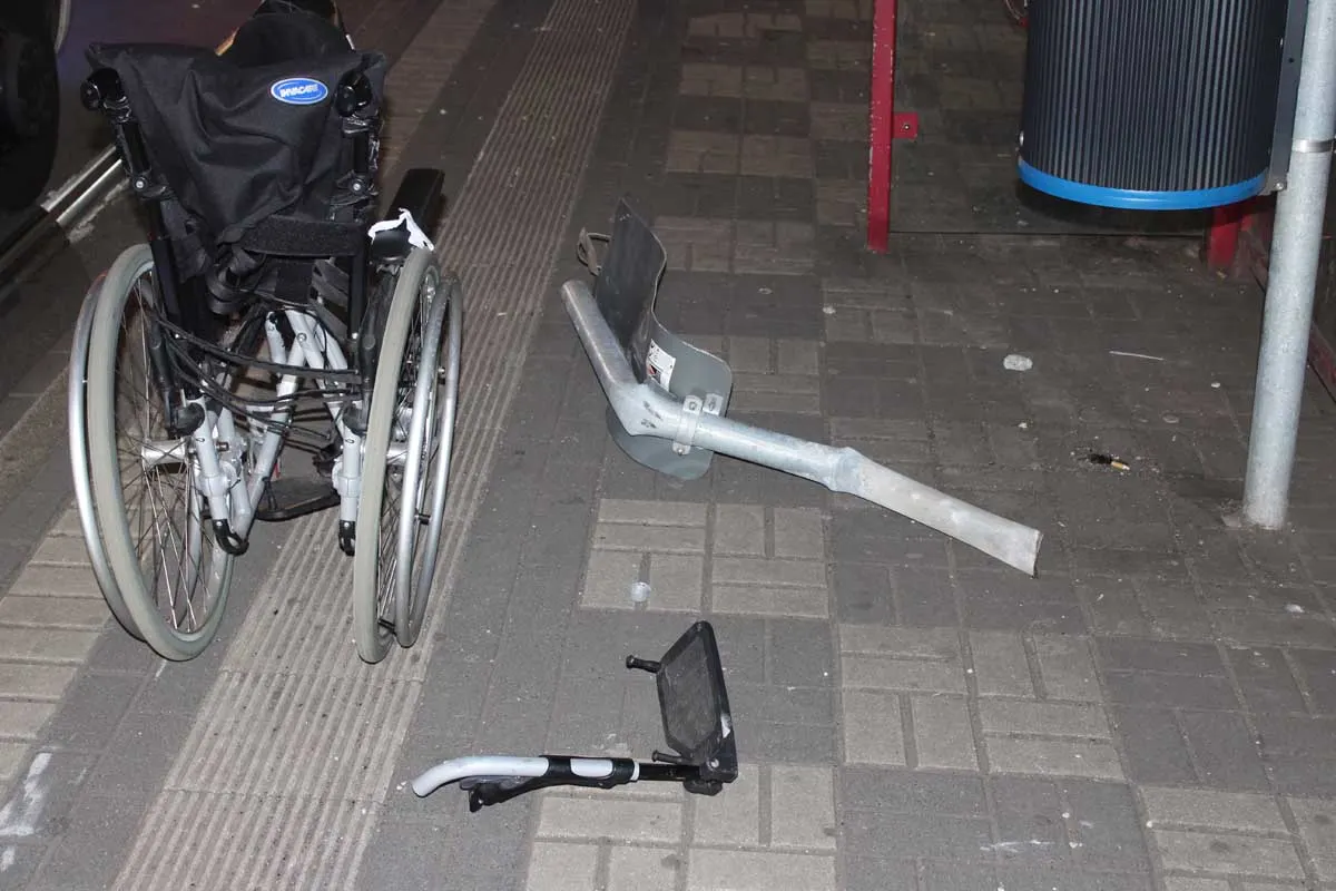 Duisburg - Rollstuhlfahrer von Verkehrszeichen getroffen und verletzt - Polizei sucht Autofahrer
