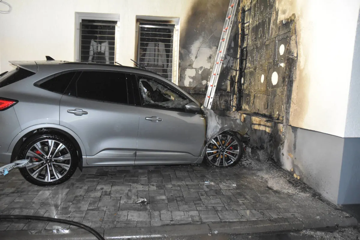 Alsdorf – Brennendes Elektroauto beschädigt Hauswand