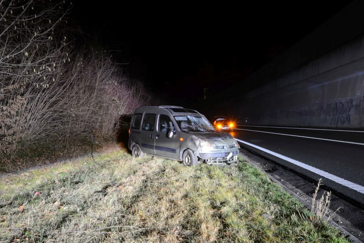 Aesch BL - Fahrzeuglenker verursacht Selbstunfall unter Alkoholeinfluss