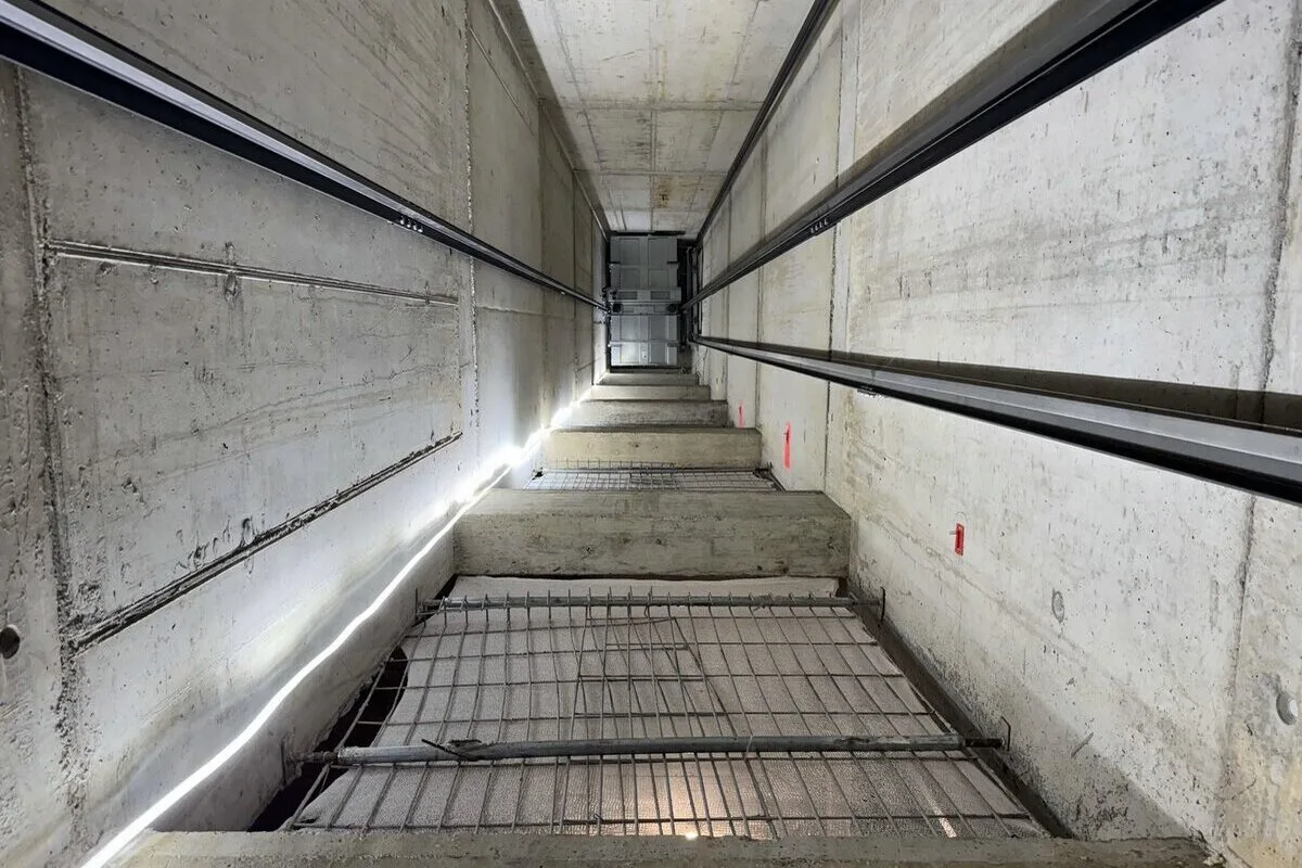 St.Gallen – Liftmonteur stürzt in Liftschacht 