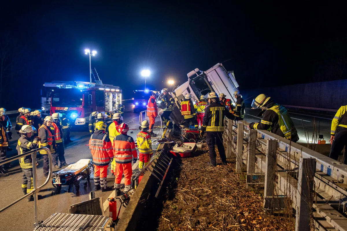 Porta Westfalica – Lkw-Fahrer nach Unfall lebensgefährlich verletzt