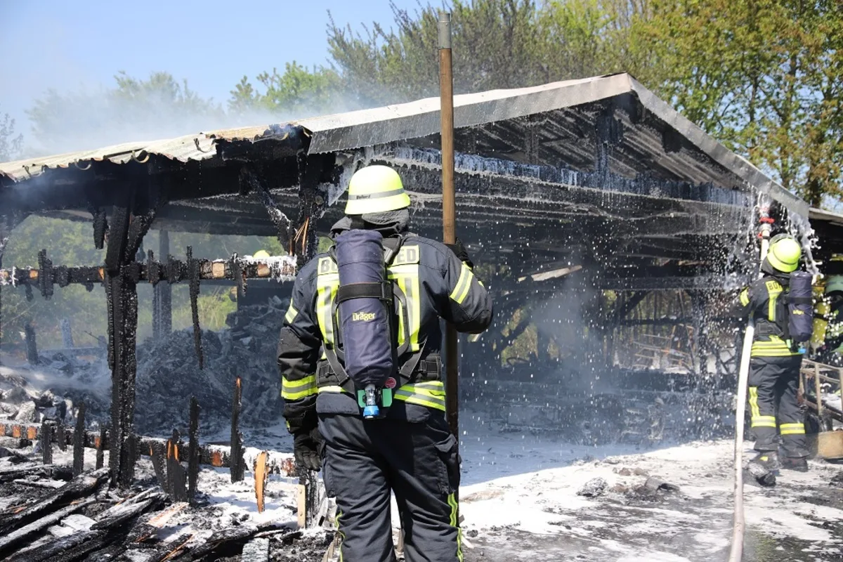 Doppelcarport brennt in Tensfeld