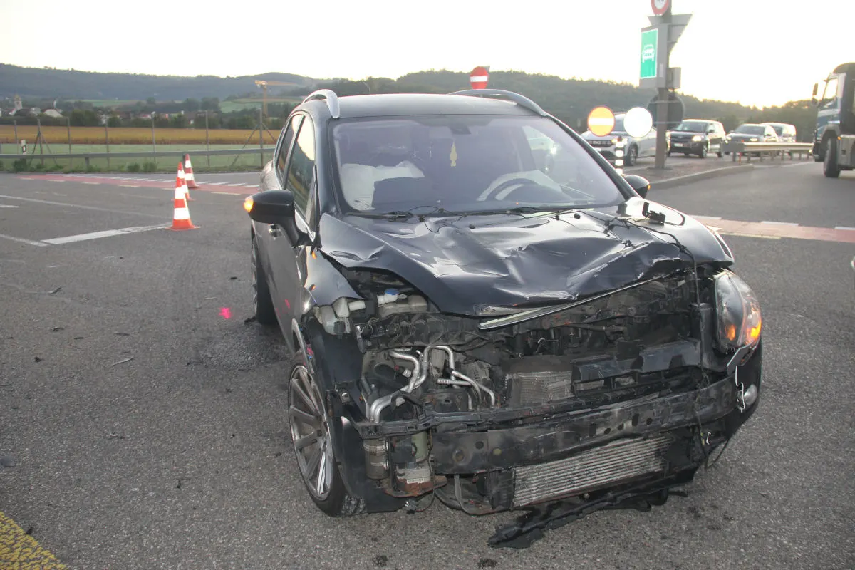 Glovelier A16 JU – Motorradfahrer bei Unfall schwer verletzt