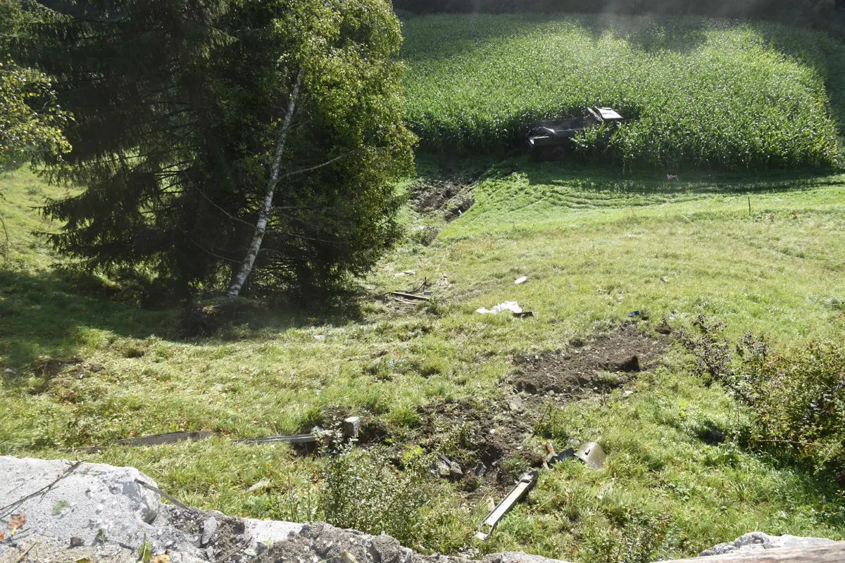 Peiden GR - Lastwagen mehrfach überschlagen und 110 Meter in die Tiefe gestürzt!