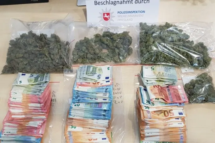 Wilhelmshaven - Drogenhandel. Vier Personen festgenommen. Drogen und Bargeld beschlagnahmt.