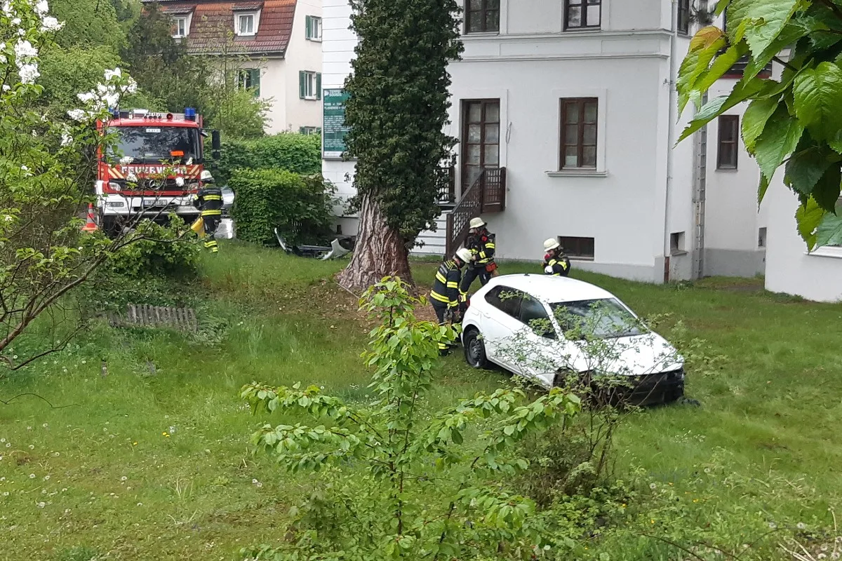 München - Auto landet im Garten