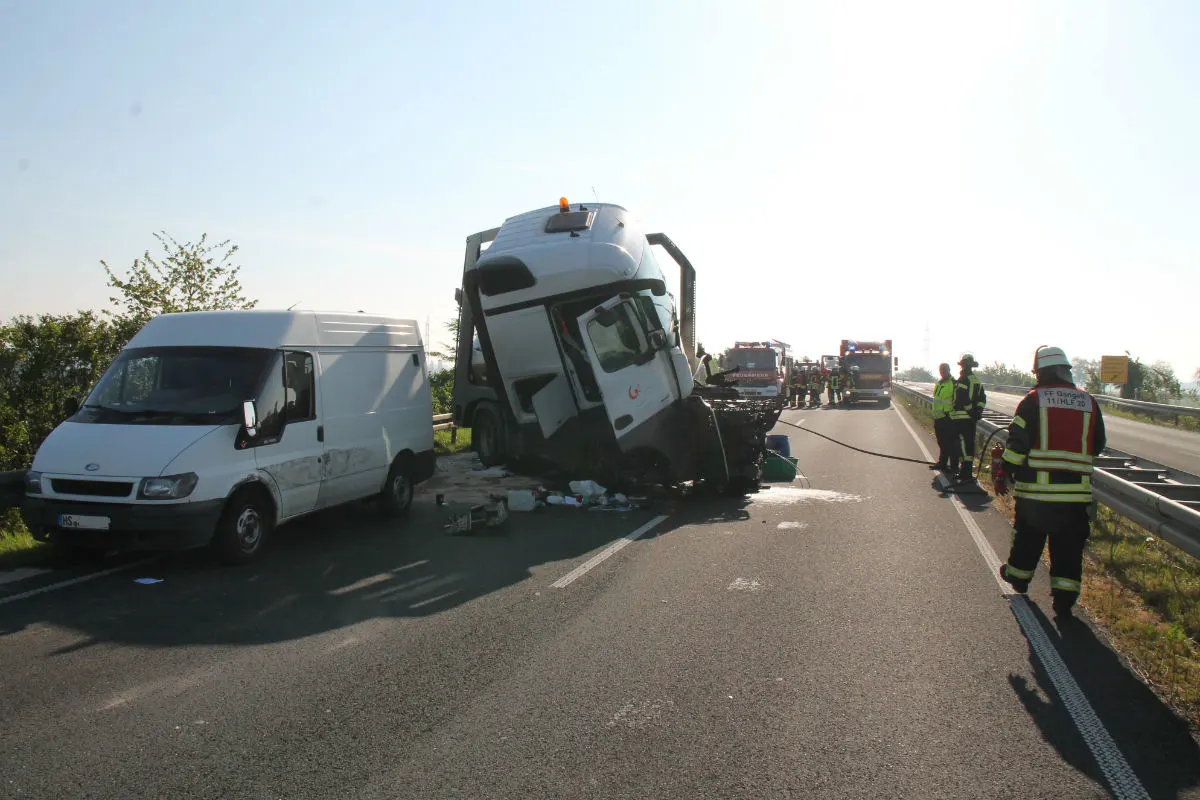 Verletzter Fahrer bei Zusammenstoss mehrerer Lastwagen