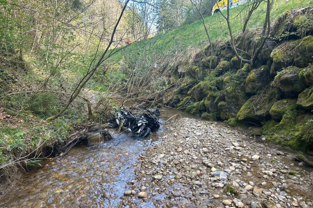 Gähwil SG - Motorradfahrer wird nach schwerem Unfall ins Spital geflogen