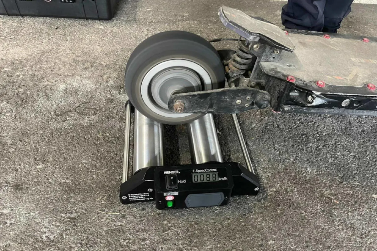 Kanton FR – Polizei beschlagnahmt drei getunte Elektrotrottinetts – 148 km/h statt erlaubten 20 km/h