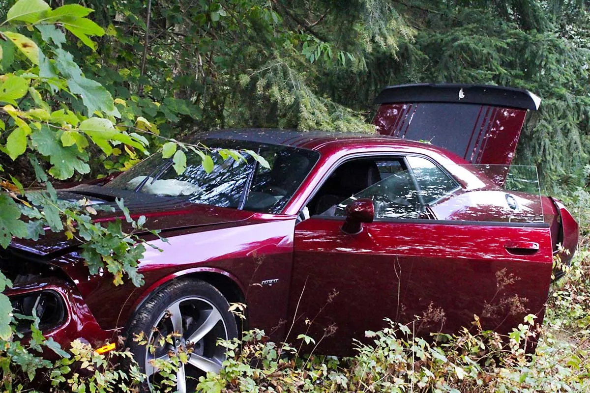 Unfall auf regennasser Fahrbahn in Kreuztal -  28-Jähriger landet mit seinem Dodge im Straßengraben