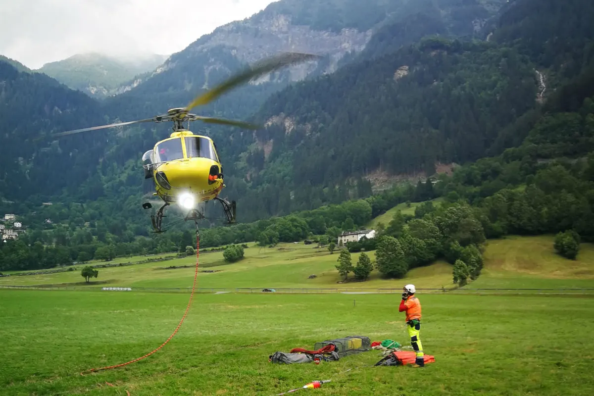 San Carlo GR - Helikopter wegen Waldbrand im Einsatz