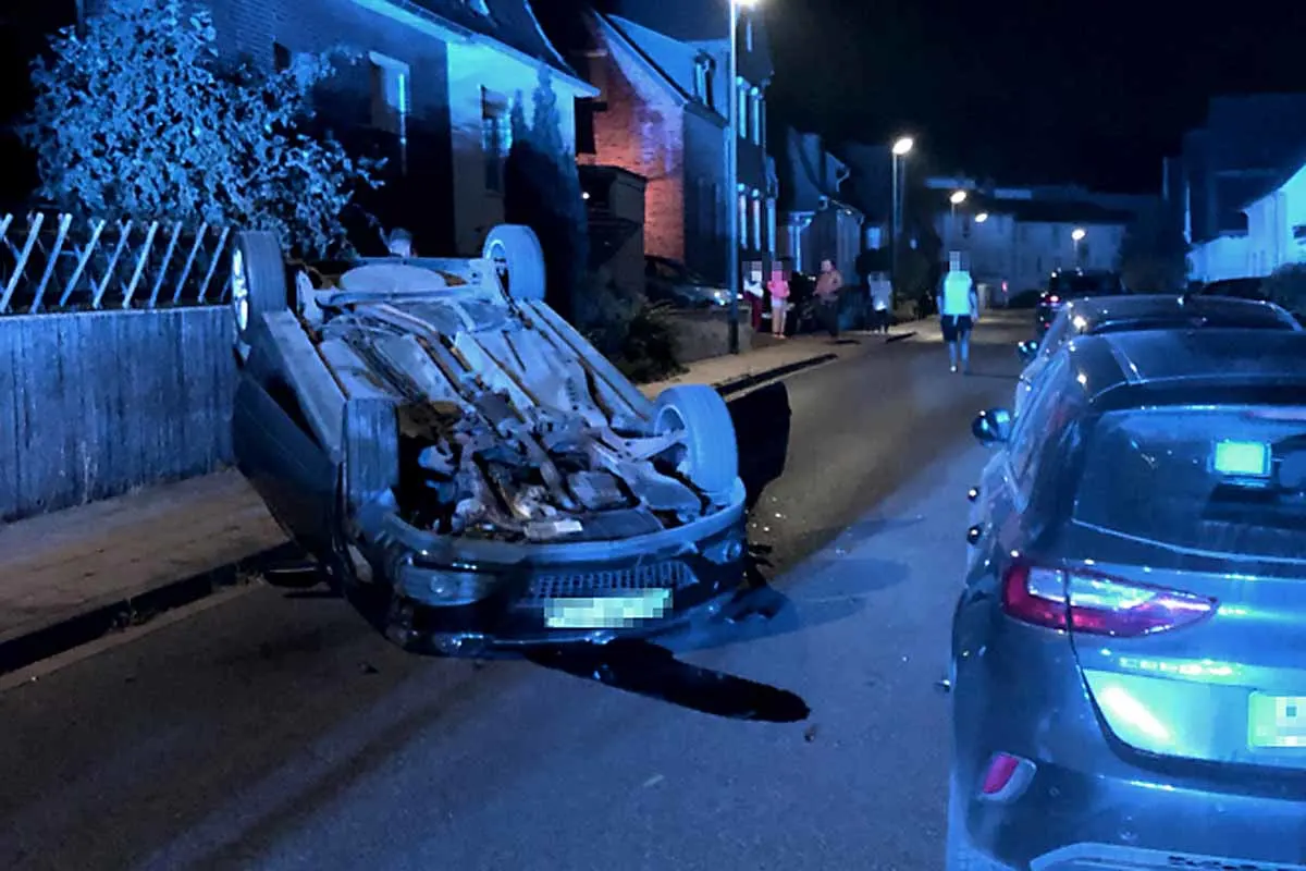 Auto landet auf dem Dach in Stolberg - Drei Personen verletzt