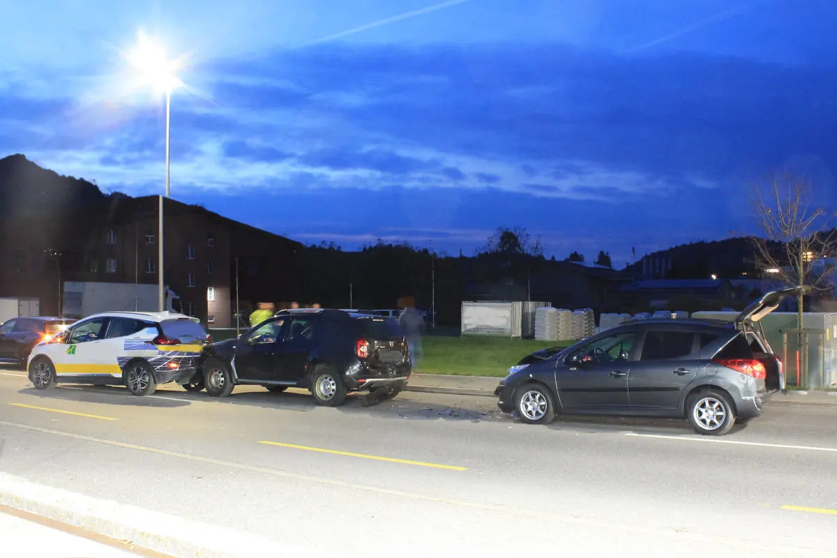 Unfall in Appenzell AI – Auffahrkollision zwischen drei Personenwagen
