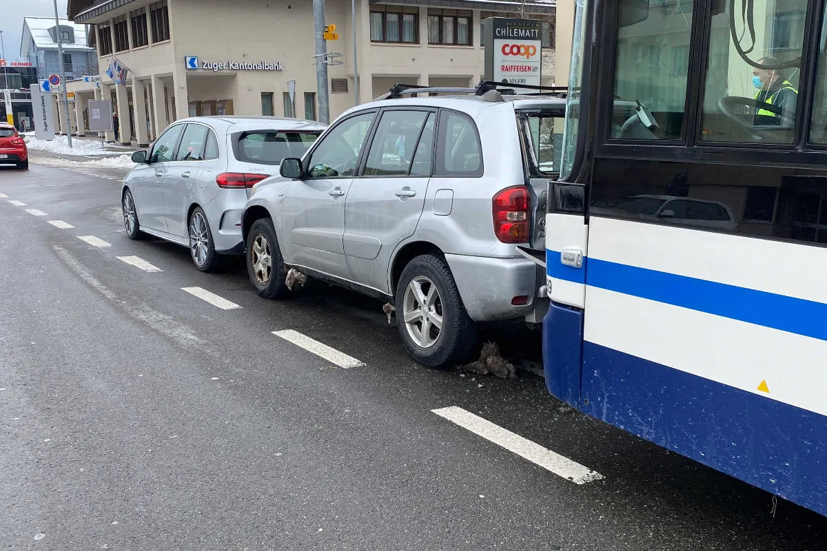 Unterägeri ZG – Linienbus in Autos gekracht