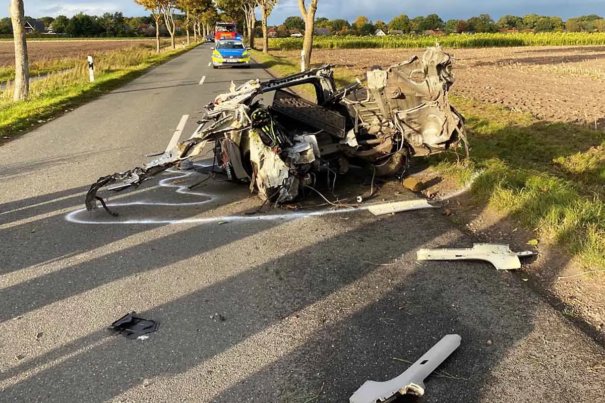 Fahrzeug riss in vier Teile in Buchholz - 21-jähriger Autofahrer bei Unfall schwer verletzt 