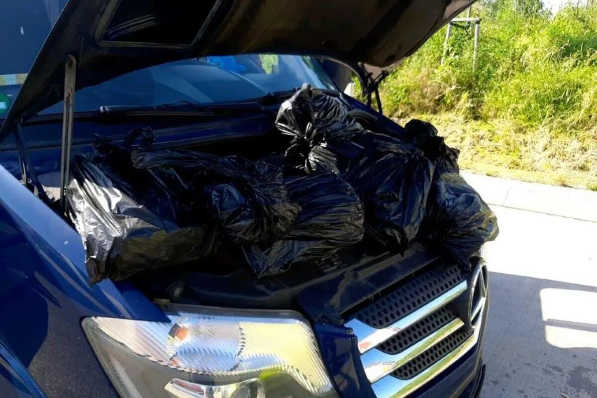 Heilbronn - Mehrere tausend Zigaretten im Motorraum eines Autos versteckt 