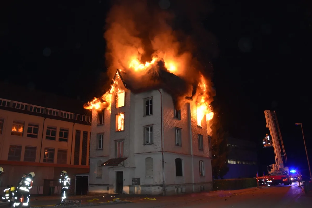 Vollbrand in Wattwil SG - Bewohner des Mehrfamilienhaus retten sich rechtzeitig ins Freie!